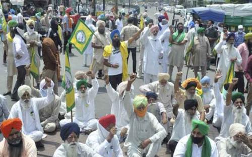ഗുസ്തി താരങ്ങളുടെ സമരത്തിന് കനത്ത സുരക്ഷയൊരുക്കി കർഷകർ, തടഞ്ഞ് പോലീസ്