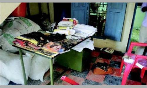 പഞ്ചാ­യത്ത് ഓഫീ­സിന് തീ­യി­ട്ട് സബ് കോൺട്രാ­ക്ടറുടെ ആത്മഹത്യാ ശ്രമം ­