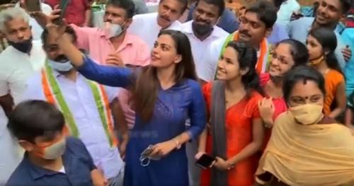 കോണ്‍ഗ്രസ് സ്ഥാനാര്‍ത്ഥിയുടെ പ്രചാരണത്തിനിറങ്ങി അനുശ്രീ