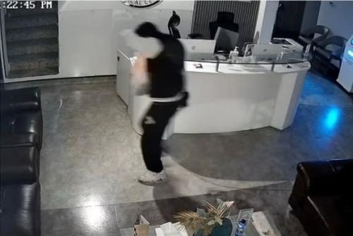 സിഞ്ചിലെ മെഡിക്കൽ സെന്ററിൽ വൻ കവർച്ച: 5,000 ദിനാറിലധികം കവർന്ന പ്രതി പിടിയിൽ