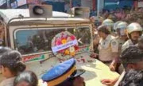 പുല്പ്പള്ളിയില് വനംവകുപ്പ് ജീപ്പിന് മുകളിൽ റീത്തുവച്ച് ജനക്കൂട്ടം, ഉദ്യോഗസ്ഥരെ കൈയേറ്റം ചെയ്തു പുല്പ്പള്ളിയില് വനംവകുപ്പ് ജീപ്പിന് മുകളിൽ റീത്തുവച്ച് ജനക്കൂട്ടം, ഉദ്യോഗസ്ഥരെ കൈയേറ്റം ചെയ്തു