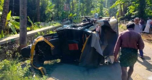 ആനയ്ക്കാംപൊയിലിൽ ഓട്ടോറിക്ഷ പോസ്റ്റിലിടിച്ചു മറിഞ്ഞു; ദമ്പതികൾക്ക് ദാരുണാന്ത്യം