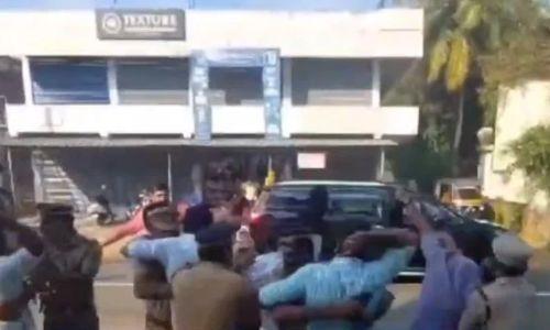നവകേരള സദസിനെത്തിയ മുഖ്യമന്ത്രിക്ക് നേരെ ഇന്നും കരിങ്കൊടി പ്രതിഷേധം നവകേരള സദസിനെത്തിയ മുഖ്യമന്ത്രിക്ക് നേരെ ഇന്നും കരിങ്കൊടി പ്രതിഷേധം