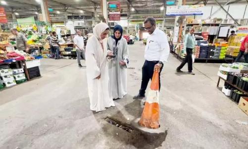 മനാമ സെൻട്രൽ മാർക്കറ്റിലെ റെസ്റ്റോറന്റുകളിലും കഫേകളിലും പരിശോധ; നിരവധി കടകൾ അടച്ചുപൂട്ടി മനാമ സെൻട്രൽ മാർക്കറ്റിലെ റെസ്റ്റോറന്റുകളിലും കഫേകളിലും പരിശോധ; നിരവധി കടകൾ അടച്ചുപൂട്ടി