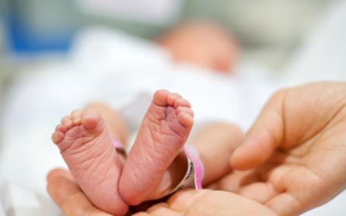 മുലപ്പാൽ തൊണ്ടയിൽ കുരുങ്ങി മൂന്നര മാസം പ്രായമുള്ള കുഞ്ഞ് മരിച്ചു