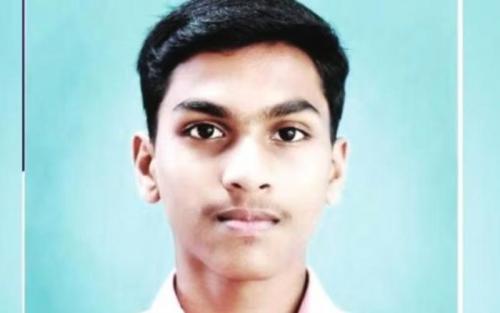 വീട്ടിനകത്ത് പഠിച്ചു കൊണ്ടിരുന്ന പത്താം ക്ലാസ് വിദ്യാർത്ഥി പാമ്പ് കടിയേറ്റു മരിച്ചു വീട്ടിനകത്ത് പഠിച്ചു കൊണ്ടിരുന്ന പത്താം ക്ലാസ് വിദ്യാർത്ഥി പാമ്പ് കടിയേറ്റു മരിച്ചു