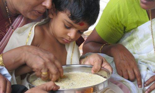 മൂകാംബിക ക്ഷേത്രത്തിൽ അറിവിന്റെ ആദ്യക്ഷരം ആയിരത്തോളം കുറിച്ച് കുരുന്നുകൾ മൂകാംബിക ക്ഷേത്രത്തിൽ അറിവിന്റെ ആദ്യക്ഷരം ആയിരത്തോളം കുറിച്ച് കുരുന്നുകൾ