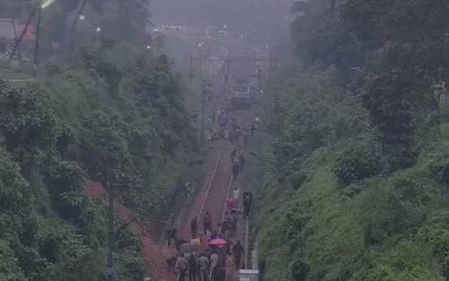 പാറശാലയിൽ അതിശക്തമായ മഴ; റെയിൽവേ ട്രാക്കിലേക്ക് മണ്ണിടിഞ്ഞുവീണ് ട്രെയിൻ എൻജിൻ പാളം തെറ്റി