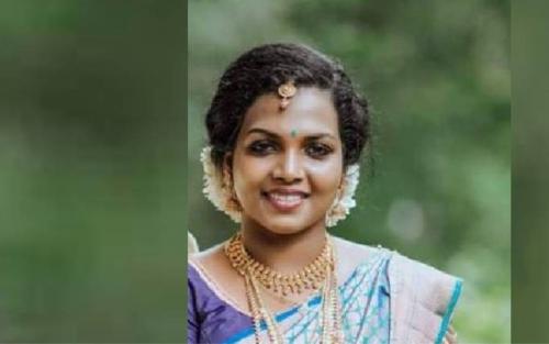 നവവധുവിനെ വീടിനുള്ളിൽ തൂങ്ങി മരിച്ച നിലയിൽ കണ്ടെത്തി നവവധുവിനെ വീടിനുള്ളിൽ തൂങ്ങി മരിച്ച നിലയിൽ കണ്ടെത്തി
