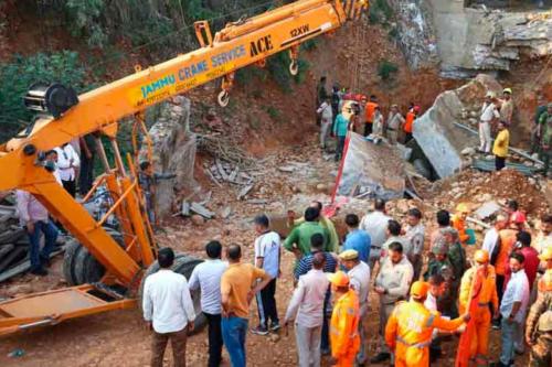 ജമ്മുവിൽ പാലം തകർന്ന് മൂന്ന് മരണം; ഉദ്യോഗസ്ഥർക്ക് സസ്പെൻഷൻ