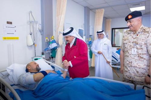 ആക്രമണങ്ങളിൽ പരിക്കേറ്റ് ചികിത്സയിൽ കഴിയുന്ന സൈനികരെ സന്ദർശിച്ച് ബഹ്റൈൻ രാജാവ്