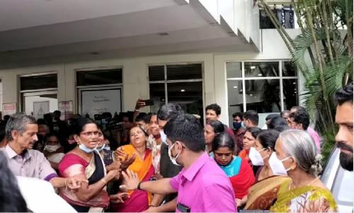 പാലക്കാട് പ്രസവത്തെതുടർന്ന് അമ്മയും കുഞ്ഞും മരിച്ചു; ചികിത്സാപിഴവെന്ന് ആരോപണം പാലക്കാട് പ്രസവത്തെതുടർന്ന് അമ്മയും കുഞ്ഞും മരിച്ചു; ചികിത്സാപിഴവെന്ന് ആരോപണം