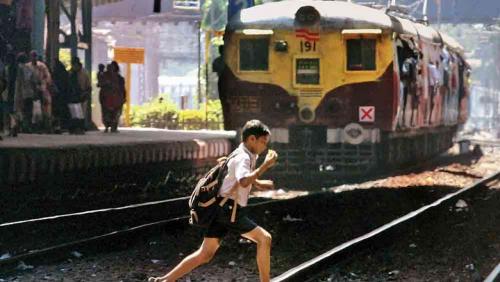 റെയിൽവേ പാളം മുറിച്ചു കടന്നാൽ 6 മാസം വരെ തടവും 1000 രൂപ പിഴയും റെയിൽവേ പാളം മുറിച്ചു കടന്നാൽ 6 മാസം വരെ തടവും 1000 രൂപ പിഴയും