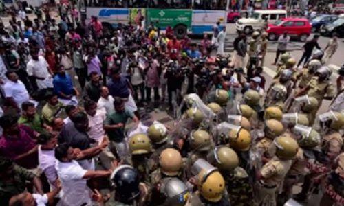 കസ്റ്റഡി മർദനം: യൂത്ത് കോൺഗ്രസിന്റെ സെക്രട്ടറിയേറ്റ് മാർച്ചിൽ സംഘർഷം, ജലപീരങ്കി കസ്റ്റഡി മർദനം: യൂത്ത് കോൺഗ്രസിന്റെ സെക്രട്ടറിയേറ്റ് മാർച്ചിൽ സംഘർഷം, ജലപീരങ്കി