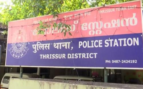 മദ്യപിച്ചു ലക്കുകെട്ട ബൈക്ക് യാത്രക്കാരനെ കസ്റ്റഡിയിലെടുത്തില്ല; മൂന്ന് പൊലീസുകാർക്ക് സസ്പെൻഷൻ മദ്യപിച്ചു ലക്കുകെട്ട ബൈക്ക് യാത്രക്കാരനെ കസ്റ്റഡിയിലെടുത്തില്ല; മൂന്ന് പൊലീസുകാർക്ക് സസ്പെൻഷൻ