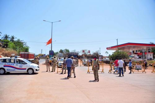 അതിർത്തികളിൽ പരിശോധന കർശനമാക്കി കർണാടക; നെഗറ്റീവ് സർട്ടിഫിക്കറ്റ് ഇല്ലാത്തവരെ തിരിച്ച് വിടുന്നു അതിർത്തികളിൽ പരിശോധന കർശനമാക്കി കർണാടക; നെഗറ്റീവ് സർട്ടിഫിക്കറ്റ് ഇല്ലാത്തവരെ തിരിച്ച് വിടുന്നു