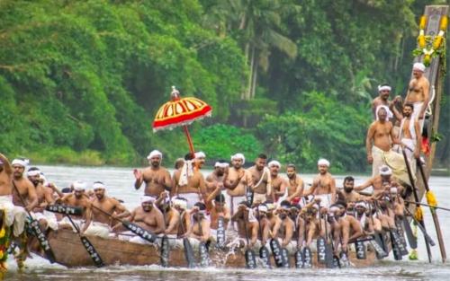 പമ്പാനദിയെ പുളകം കൊള്ളിച്ച് ഉത്രട്ടാതി: 51 പൊന്നൻ പള്ളിയോടങ്ങൾ നീരണഞ്ഞു!