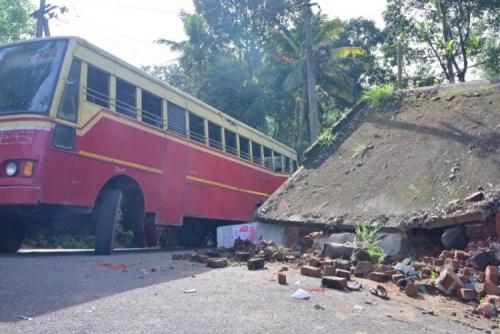 കാത്തിരിപ്പ് കേന്ദ്രത്തിലേക്ക് ബസ് ഇടിച്ചു കയറി വിദ്യാർത്ഥികൾ ഉൾപ്പടെ ആറുപേർക്ക് പരിക്ക് കാത്തിരിപ്പ് കേന്ദ്രത്തിലേക്ക് ബസ് ഇടിച്ചു കയറി വിദ്യാർത്ഥികൾ ഉൾപ്പടെ ആറുപേർക്ക് പരിക്ക്