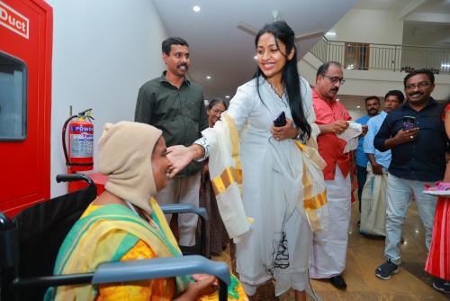 സാരി വിറ്റ പണം പത്തനാപുരത്തെ ഗാന്ധിഭവനിലേക്ക് നൽകി നവ്യ നായർ സാരി വിറ്റ പണം പത്തനാപുരത്തെ ഗാന്ധിഭവനിലേക്ക് നൽകി നവ്യ നായർ