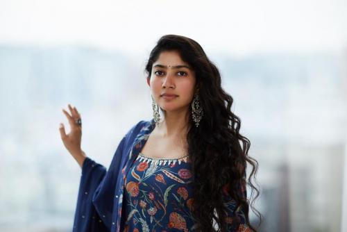 പശുവിന്റെ പേരിലുള്ള ആൾക്കൂട്ട കൊലപാതക പരാമർശം; സായ് പല്ലവിക്കെതിരെ കേസെടുത്തു പശുവിന്റെ പേരിലുള്ള ആൾക്കൂട്ട കൊലപാതക പരാമർശം; സായ് പല്ലവിക്കെതിരെ കേസെടുത്തു