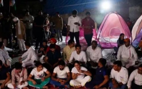 പൊലീസ് ആക്രമണം: മെഡലുകൾ സർക്കാരിന് തിരിച്ചു നല്കാൻ തയാറെന്ന് ഗുസ്തി താരങ്ങൾ പൊലീസ് ആക്രമണം: മെഡലുകൾ സർക്കാരിന് തിരിച്ചു നല്കാൻ തയാറെന്ന് ഗുസ്തി താരങ്ങൾ