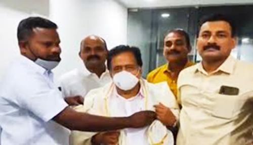 രമേശ് ചെന്നിത്തലയ്ക്ക് പൊന്നാടയണിയിച്ച പോലീസുകാർക്ക് സസ്പെൻഷൻ രമേശ് ചെന്നിത്തലയ്ക്ക് പൊന്നാടയണിയിച്ച പോലീസുകാർക്ക് സസ്പെൻഷൻ