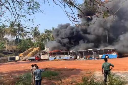 കരിപ്പൂർ എയർപോർട്ട് റോഡിൽ വൻ തീപിടിത്തം; നാല് ബസുകൾ കത്തിനശിച്ചു