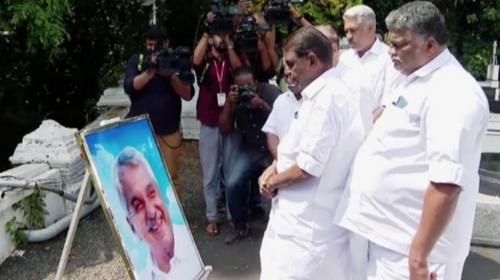 ഉമ്മൻ ചാണ്ടിയുടെ കല്ലറ സന്ദർശിച്ച് സ്പീക്കർ തിരുവഞ്ചൂർ രാധാകൃഷ്ണൻ