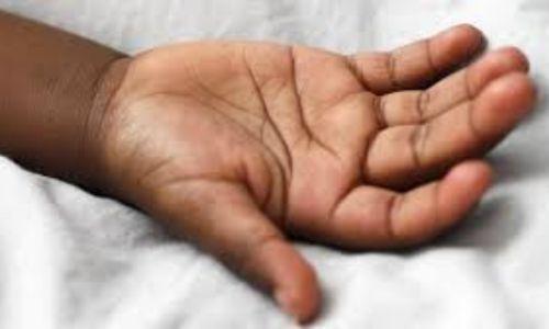 ചികിത്സിക്കാന് പണമില്ല; മാനസികാസ്വാസ്ഥ്യമുള്ള മകളെ മാതാപിതാക്കള് കഴുത്തുഞെരിച്ചു കൊലപ്പെടുത്തി ചികിത്സിക്കാന് പണമില്ല; മാനസികാസ്വാസ്ഥ്യമുള്ള മകളെ മാതാപിതാക്കള് കഴുത്തുഞെരിച്ചു കൊലപ്പെടുത്തി