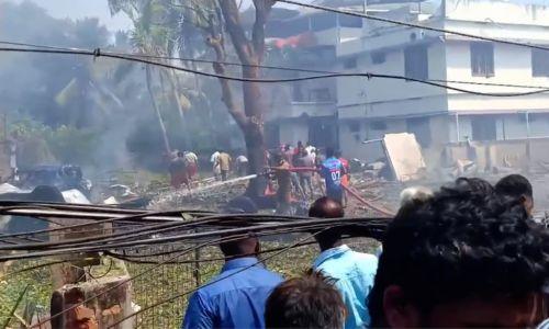 തൃപ്പൂണിത്തുറയിൽ ഉത്സവത്തിനെത്തിച്ച പടക്കം പൊട്ടിത്തെറിച്ച് ഉഗ്രസ്ഫോടനം തൃപ്പൂണിത്തുറയിൽ ഉത്സവത്തിനെത്തിച്ച പടക്കം പൊട്ടിത്തെറിച്ച് ഉഗ്രസ്ഫോടനം