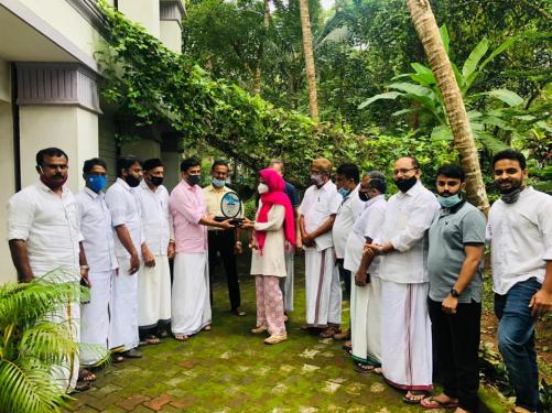 ബഹ്റൈൻ കെഎംസിസി കോഴിക്കോട് ജില്ലാ കമ്മിറ്റി ആയിഷയെ ആദരിച്ചു ബഹ്റൈൻ കെഎംസിസി കോഴിക്കോട് ജില്ലാ കമ്മിറ്റി ആയിഷയെ ആദരിച്ചു