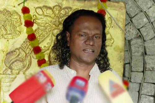 ഉണ്ണികൃഷ്ണൻ പോറ്റി ചെറിയൊരു കണ്ണി; പിന്നിൽ വമ്പൻ സ്രാവുകൾ; ശബരിമലയിലെ സ്വർണപ്പാളി വിഷയത്തിൽ പ്രതികരണവുമായി ശിൽപ്പി മഹേഷ് പണിക്കർ ഉണ്ണികൃഷ്ണൻ പോറ്റി ചെറിയൊരു കണ്ണി; പിന്നിൽ വമ്പൻ സ്രാവുകൾ; ശബരിമലയിലെ സ്വർണപ്പാളി വിഷയത്തിൽ പ്രതികരണവുമായി ശിൽപ്പി മഹേഷ് പണിക്കർ