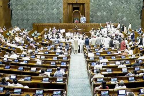 പെല്ലറ്റ് പ്രയോഗത്തിൽ പാർലമെന്റിൽ പുകിൽ: ബഹളത്തിനിടെ പരീക്ഷാ ഭേദഗതി ബിൽ അവതരിപ്പിച്ചു, സഭാനടപടികൾ നിർത്തിവെച്ചു