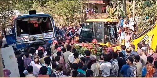 മങ്കടയിൽ ഗുഡ്സ് ഓട്ടോറിക്ഷയും സ്വകാര്യബസും കൂട്ടിയിടിച്ച് മൂന്നുപേർ മരിച്ചു മങ്കടയിൽ ഗുഡ്സ് ഓട്ടോറിക്ഷയും സ്വകാര്യബസും കൂട്ടിയിടിച്ച് മൂന്നുപേർ മരിച്ചു