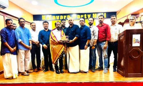 പ്രവാസ ജീവിതം മതിയാക്കി നാട്ടിലേക്കു തിരിക്കുന്ന കെ.പി.എ സ്ഥാപക സെക്രട്ടറി കിഷോർ കുമാറിന് യാത്രയയപ്പു നൽകി പ്രവാസ ജീവിതം മതിയാക്കി നാട്ടിലേക്കു തിരിക്കുന്ന കെ.പി.എ സ്ഥാപക സെക്രട്ടറി കിഷോർ കുമാറിന് യാത്രയയപ്പു നൽകി