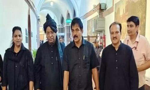 രാഹുൽ ഗാന്ധിയെ അയോഗ്യനാക്കിയ സംഭവം; കറുത്ത വസ്ത്രങ്ങൾ അണിഞ്ഞ് പ്രതിപക്ഷ എംഎൽഎമാർ പാർലമെന്റിലേക്ക് രാഹുൽ ഗാന്ധിയെ അയോഗ്യനാക്കിയ സംഭവം; കറുത്ത വസ്ത്രങ്ങൾ അണിഞ്ഞ് പ്രതിപക്ഷ എംഎൽഎമാർ പാർലമെന്റിലേക്ക്