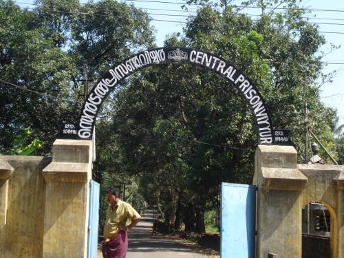 വിയ്യൂർ ജയിലിൽ പ്രതികൾക്ക് ഉദ്യോഗസ്ഥർ ഒത്താശ ചെയ്തതായി കണ്ടെത്തൽ വിയ്യൂർ ജയിലിൽ പ്രതികൾക്ക് ഉദ്യോഗസ്ഥർ ഒത്താശ ചെയ്തതായി കണ്ടെത്തൽ