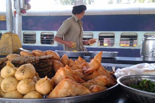 റെയിൽവേ ഭക്ഷണശാലകളിൽ ഗ്യാസ് നിയന്ത്രണം; പാചകത്തിന് ബദൽ മാർഗങ്ങൾ തേടി ഐആർസിടിസി