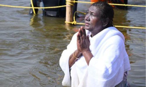 മഹാ കുംഭമേള; ത്രിവേണി സംഗമത്തില് സ്നാനം നടത്തി രാഷ്ട്രപതി മഹാ കുംഭമേള; ത്രിവേണി സംഗമത്തില് സ്നാനം നടത്തി രാഷ്ട്രപതി