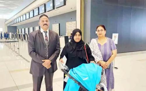 യാത്രചെയ്യാൻ അനുമതി നിഷേധിക്കപ്പെട്ട മുംബൈ സ്വദേശിനിക്കും കുഞ്ഞിനും അവസാനം യാത്രാനുമതി യാത്രചെയ്യാൻ അനുമതി നിഷേധിക്കപ്പെട്ട മുംബൈ സ്വദേശിനിക്കും കുഞ്ഞിനും അവസാനം യാത്രാനുമതി