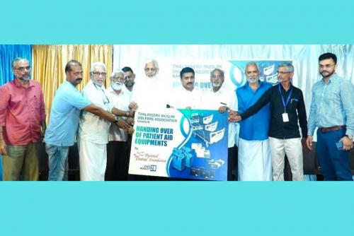 ജീവൻ രക്ഷാ ഉപകരണങ്ങൾ കൈമാറി ജീവൻ രക്ഷാ ഉപകരണങ്ങൾ കൈമാറി
