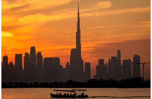 ദുബായ് തീരത്ത് കുവൈത്ത് എണ്ണക്കപ്പലിന് നേരെ ആക്രമണം; തീപിടുത്തം നിയന്ത്രണവിധേയം, എണ്ണച്ചോർച്ചയില്ലെന്ന് അധികൃതർ