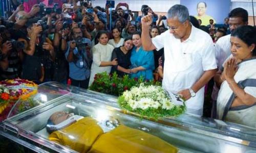 ഇന്നസെന്റിന് അന്ത്യാഞ്ജലി അര്പ്പിച്ച് മുഖ്യമന്ത്രി പിണറായി വിജയന് ഇന്നസെന്റിന് അന്ത്യാഞ്ജലി അര്പ്പിച്ച് മുഖ്യമന്ത്രി പിണറായി വിജയന്