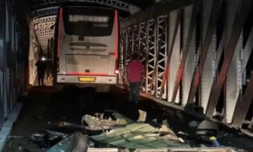 നവീകരിച്ച ഫറോക് പാലത്തിൽ കുടുങ്ങി ടൂറിസ്റ്റ് ബസ്