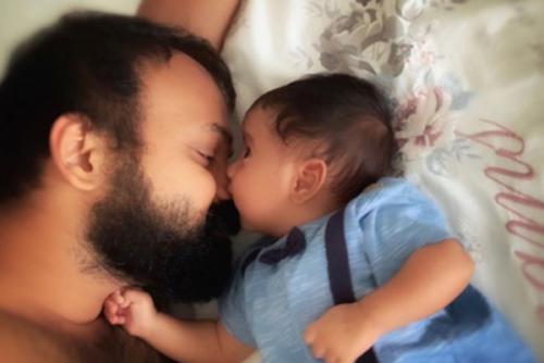 ഫാദേർസ് ഡേയിൽ മകന്‍റെ ചിത്രം പങ്കുവച്ച് കുഞ്ചാക്കോ ബോബൻ   