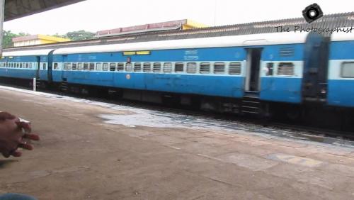 കണ്ണൂരിൽ ട്രെയിനിന് നേരെ കല്ലേറ്: 12 കാരിക്ക് തലയ്ക്ക് പരിക്ക് കണ്ണൂരിൽ ട്രെയിനിന് നേരെ കല്ലേറ്: 12 കാരിക്ക് തലയ്ക്ക് പരിക്ക്