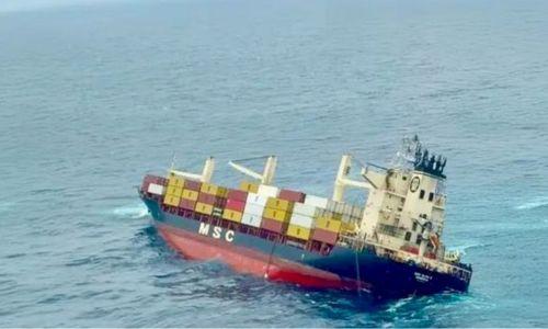 കപ്പൽ അപകടം: എല്ലാവരും സുരക്ഷിതർ; ക്യാപ്റ്റനടക്കം മൂന്നു പേർ കപ്പലിൽ തുടരുന്നു കപ്പൽ അപകടം: എല്ലാവരും സുരക്ഷിതർ; ക്യാപ്റ്റനടക്കം മൂന്നു പേർ കപ്പലിൽ തുടരുന്നു