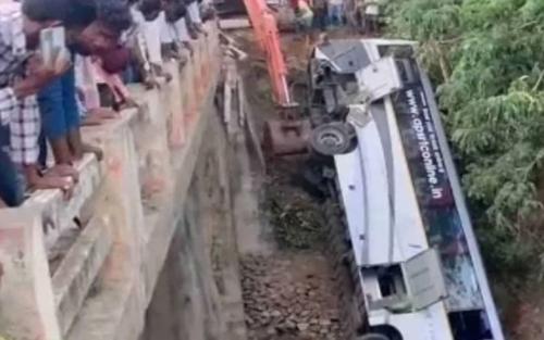 ആന്ധ്രാപ്രദേശിൽ ബസ് കനാലിലേക്ക് മറിഞ്ഞ് ഏഴുപേർ മരിച്ചു ആന്ധ്രാപ്രദേശിൽ ബസ് കനാലിലേക്ക് മറിഞ്ഞ് ഏഴുപേർ മരിച്ചു