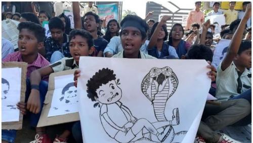 ആ അദ്ധ്യാപകരെ പിരിച്ചു വിടണം, കേസ് അട്ടിമറിക്കാൻ പി.ടി.എ ശ്രമം; സർവ്വജന സ്കൂളിൽ കുട്ടികളുടെ ഉപരോധം