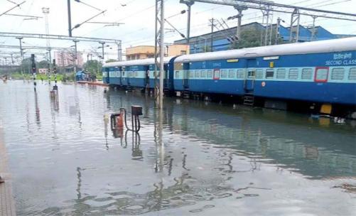അറബിക്കടലിൽ ന്യൂനമർദ്ദം: ഇന്ന് 12 ജില്ലകളിൽ ഓറഞ്ച് അലർട്ട്: ട്രെയിൻ ഗതാഗതം സ്തംഭിച്ചു